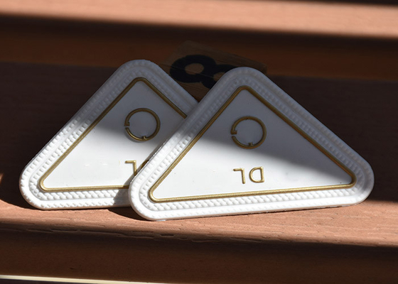 Weißes Eco freundliches TPU druckte Aufkleber kundengebundenes Gold Logo For Garments