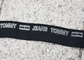 2cm schwarze elastische Bügel gewebten Materials gedruckt mit weißem herausgeschnittenem Buchstabe-Logo