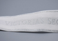 Kleidung fertigte 35mm weißer Jacquardwebstuhl-elastisches Band mit glänzendem silbernem Logo besonders an