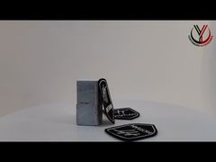 Beobachten Sie: Hochdichte 0,2 mm 3D-Twill-Siebdruck-Aufnäher für die Vitrine für Kinderbekleidung