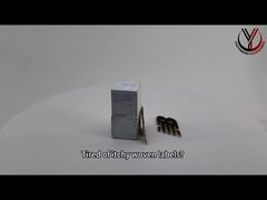 Ein genauerer Blick: Rundes CK 3D-Silikonlogo auf Kleidung, einfarbig, glänzend, erhaben