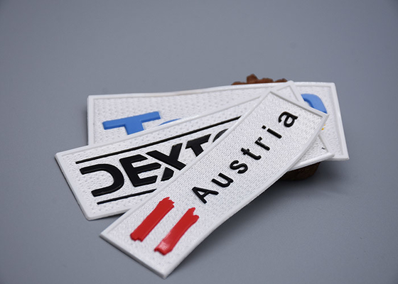 Gewebe druckte Matte Silicone Logo Patch White für Kleider