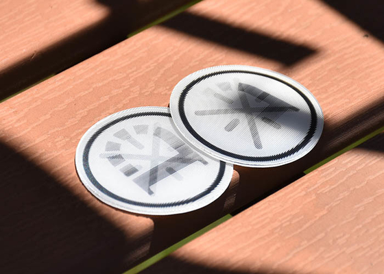 Silikonkautschuk-Schutzträger, gedruckt mit einem schwarzen reflektierenden Logo, für Kleidung