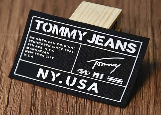 Druck von kundenspezifischen Silikon-Logo-Gewebes-Aufklebern für Kleider