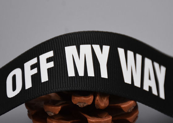 Schwarzes Polyester-gewebtes Material weißer Logo Screen Printed Labels der Kleidungs-Gewohnheits-20mm