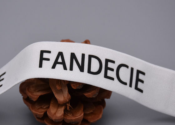 Kleider fertigten das elastische Band besonders an, das mit Matte Black Logo gedruckt wurde