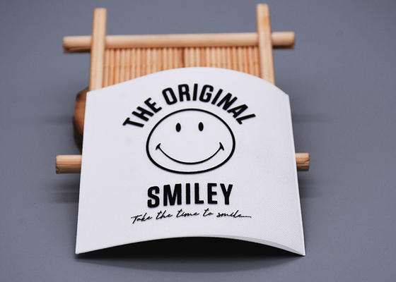 Weißer Twill-kundenspezifisches gesponnenes Aufkleber Drucksilikon Logo For Clothing