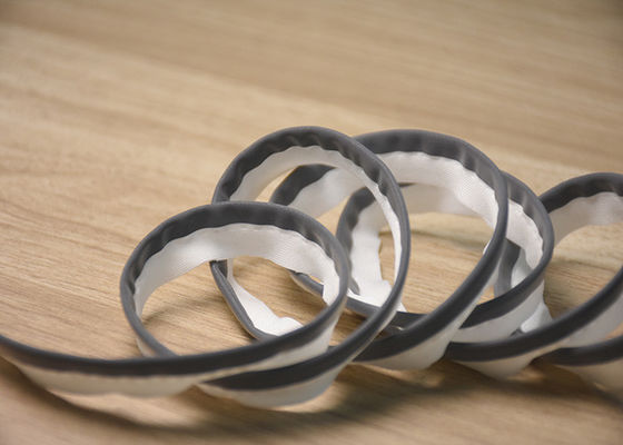 In Kleidungsstücke genähtes reflektierendes Tape